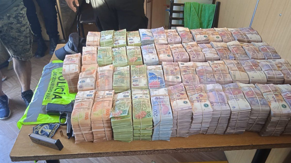 Los 16 millones de pesos y el arma secuestrada por la Policía de Seguridad Vial.