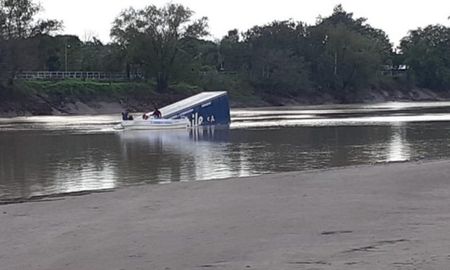Un camión cayó al río Bermejo desde el puente que une a Chaco con Formosa Un camión cayó al río Bermejo desde el puente que une a Chaco con Formosa