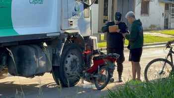 Accidente en Santa Fe: una moto quedó incrustada en un camión recolector y una mujer resultó herida