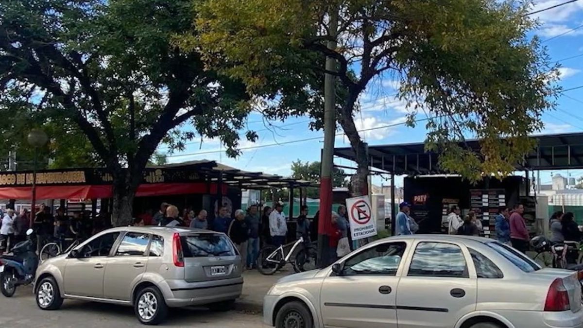 Largas filas en Avenida Juan José Paso y Francia. Largas filas en Avenida Juan José Paso y Francia.