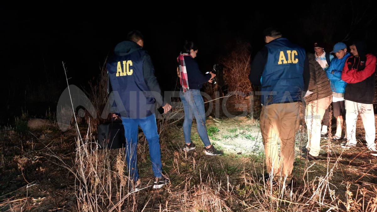 Encontraron un ataúd con restos óseos de un animal en Camino Viejo a Esperanza.