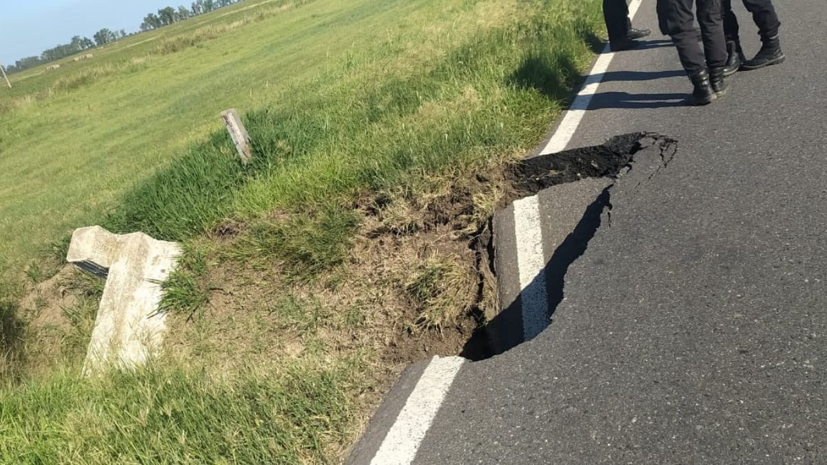 El socavón se generó sobre la calzada y en el lugar hay tránsito alternado.