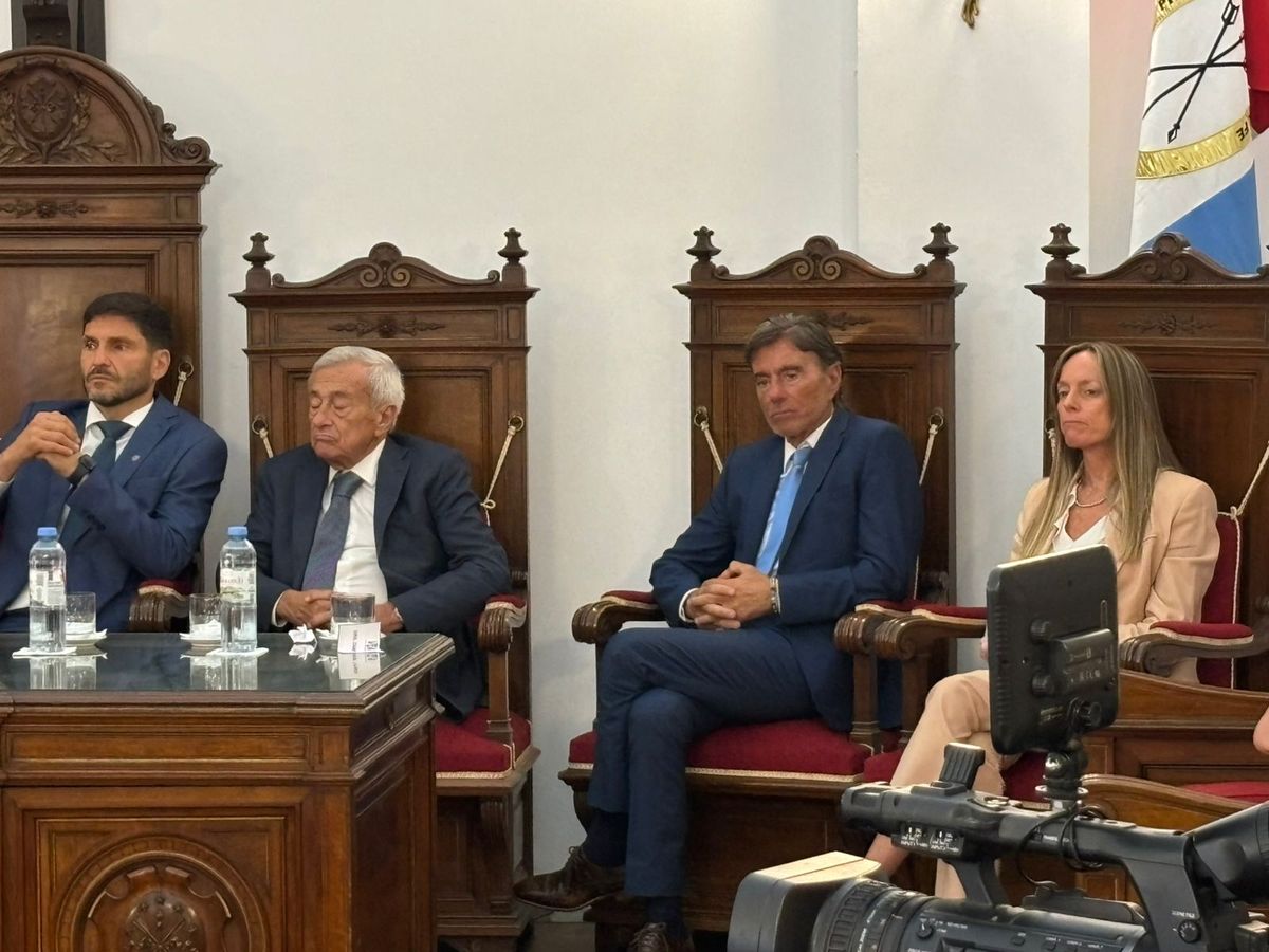 Consultado sobre la resistencia de algunos ministros a dejar sus cargos, el presidente del Senado fue tajante al apelar al marco legal vigente y a la palabra empeñada por los magistrados.