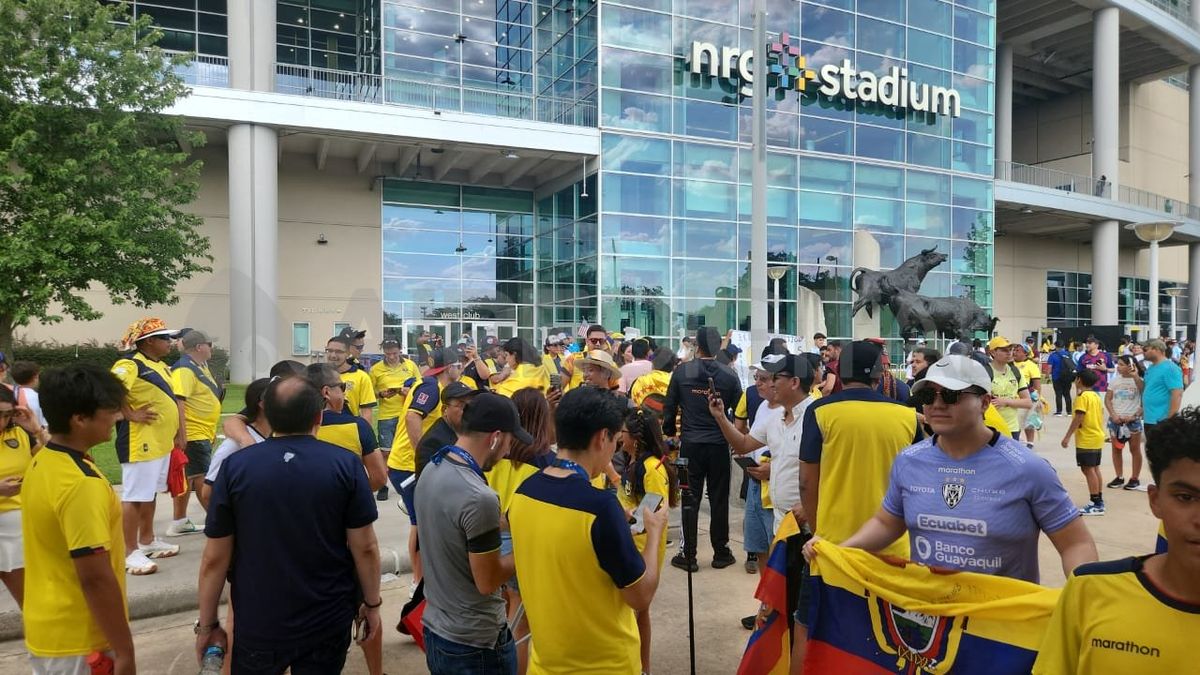 La hinchada de Ecuador sueña con un triunfo ante la Selección Argentina.