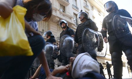 La iniciativa establece pautas de acción frente a la presentación de denuncias con el propósito de que la recepción de las mismas se realice a través de un mecanismo transparente y eficaz. La iniciativa establece pautas de acción frente a la presentación de denuncias con el propósito de que la recepción de las mismas se realice a través de un mecanismo transparente y eficaz.