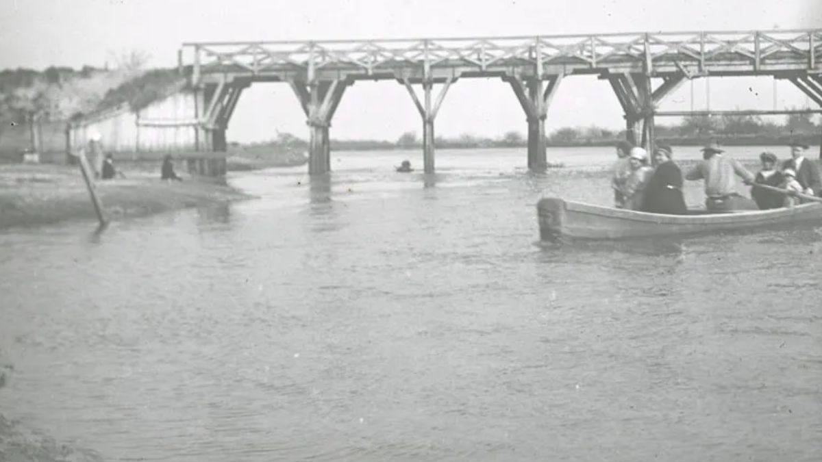 Imagen del Puente sobre el r&iacute;o Salado (actual Balneario municipal).