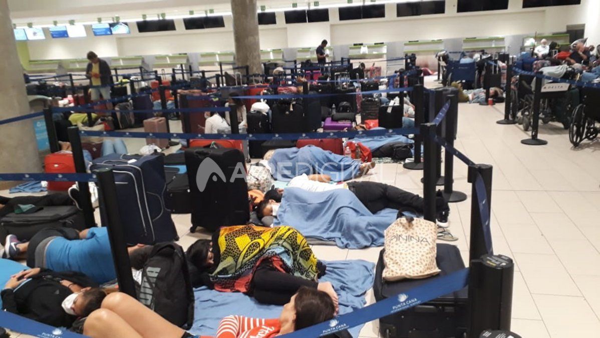 Cientos de argentinos durmieron en el piso del aeropuerto de Puna Cana
