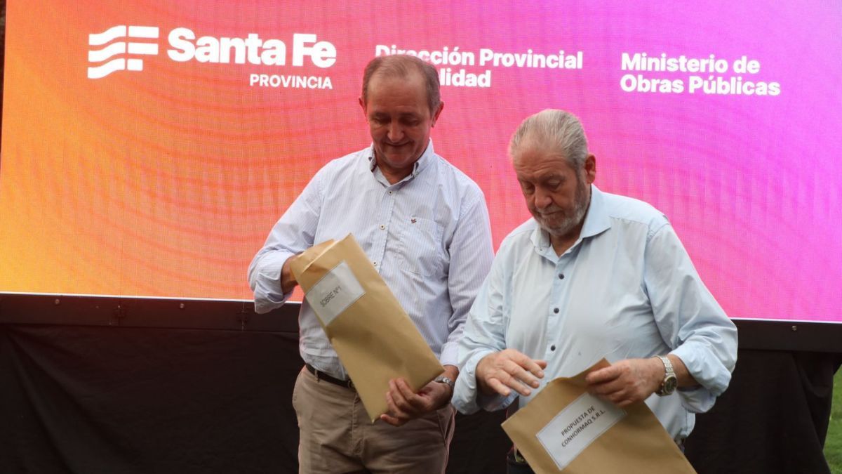 El intendente de Recreo, Omar Colombo, destacó la importancia estratégica de la ruta para el desarrollo de la región, mientras que su par de Monte Vera, Luis Pallero, expresó su agradecimiento al Gobierno Provincial por el impulso a esta obra clave. El intendente de Recreo, Omar Colombo, destacó la importancia estratégica de la ruta para el desarrollo de la región, mientras que su par de Monte Vera, Luis Pallero, expresó su agradecimiento al Gobierno Provincial por el impulso a esta obra clave.
