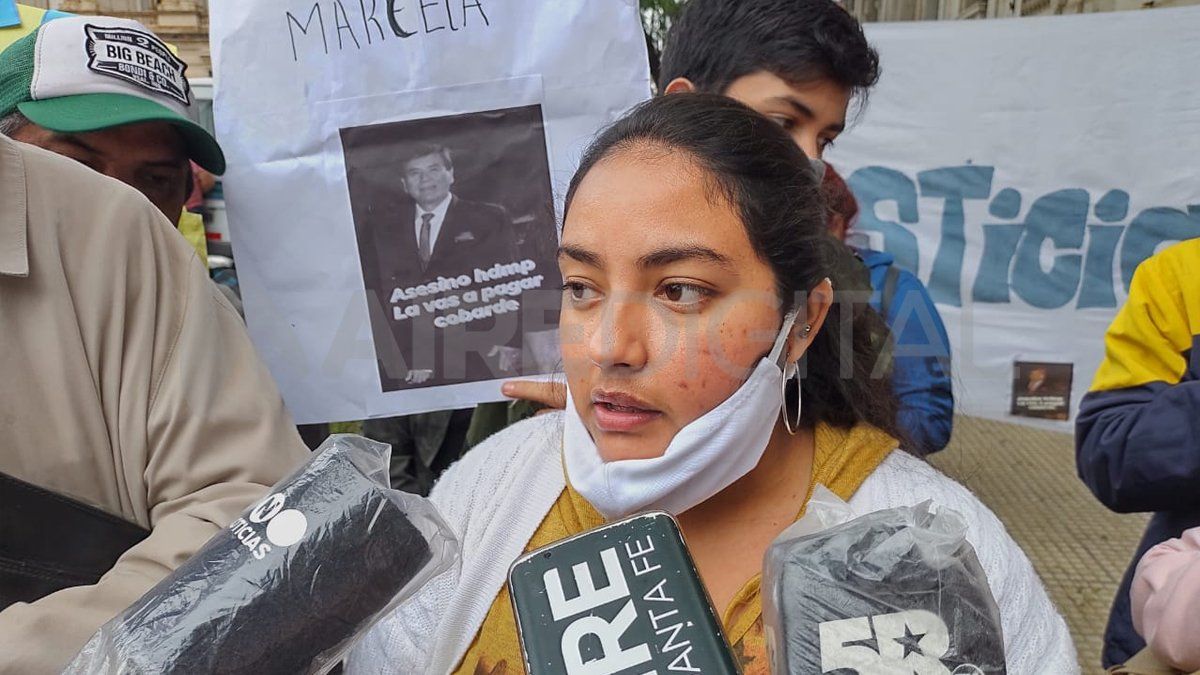 Vanesa Moyano, hija de la mujer asesinada, participó de la manifestación en la puerta de Tribunales.