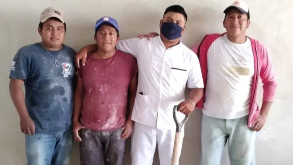 Trabajó como albañil para ser enfermero y emocionó al celebrar su título con sus compañeros de obra.