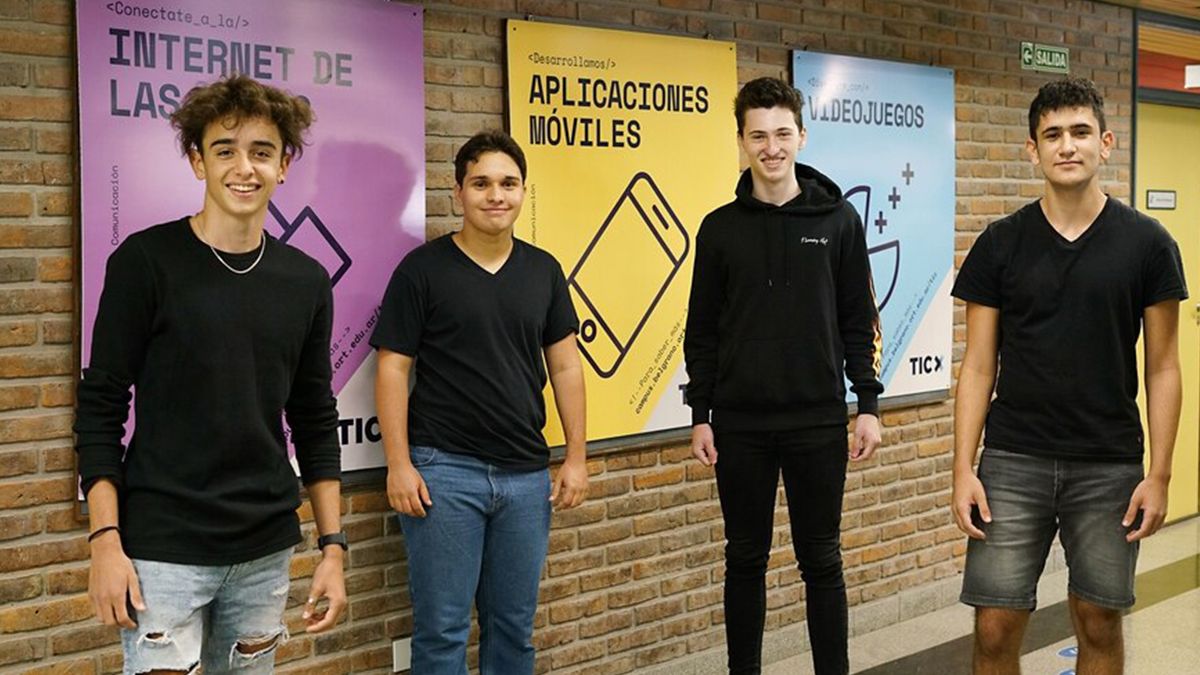 Franco Rodríguez Viau, Ulises López Pacholczak, Alexander Bodner y Joaquín Chamo (de izquierda a derecha) son alumnos de la escuela Ort y crearon una app para detectar tempranamente incendios forestales. Gentileza