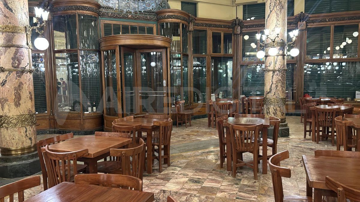 Además, la restauración incluyó la recuperación de las luminarias originales del salón planta baja. Además, la restauración incluyó la recuperación de las luminarias originales del salón planta baja.