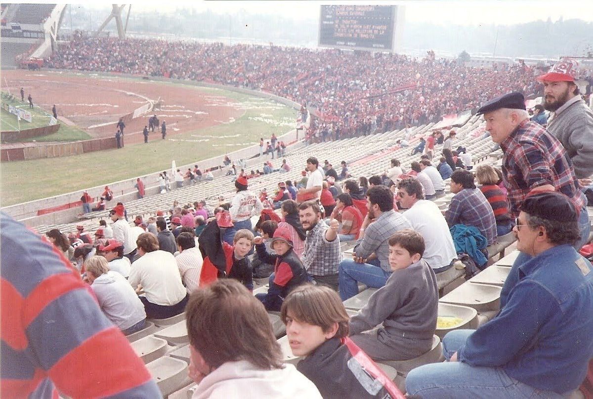 Juan y Marcelo Fernández miran a cámara, levantan el pulgar y se toman una foto el día que Colón jugó ante Banfield, en la final por el Ascenso en 1993.