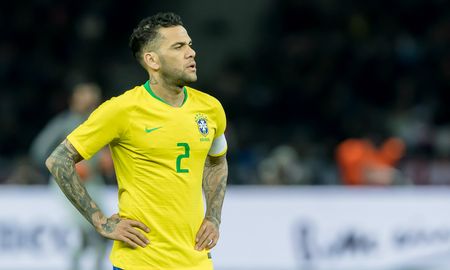 Dani Alves fue desafectado de la selección de Brasil por una lesión de rodilla que le impidió jugar las últimas semanas. Dani Alves fue desafectado de la selección de Brasil por una lesión de rodilla que le impidió jugar las últimas semanas.
