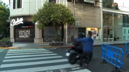 Motochorros le robaron a un camarógrafo de TN en Palermo y todo quedó grabado
