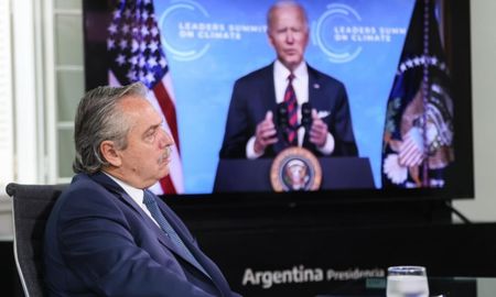Invitado por el mandatario estadounidense Joe Biden, Fernández convocó en especialmente en su mensaje a sus pares más cercanos a coordinar medidas regionales y solidarias Invitado por el mandatario estadounidense Joe Biden, Fernández convocó en especialmente en su mensaje a sus pares más cercanos a coordinar medidas regionales y solidarias