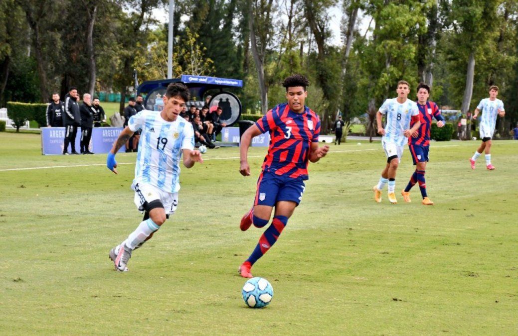 El defensor de Lanús Brian Aguilar y el delantero de Independiente Julián Romero fueron los que anotaron los tantos para la albiceleste.