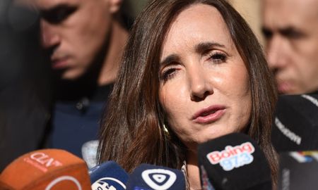 A través de un mensaje por el Día del Ejército, la vicepresidenta Victoria Villarruel reabrió la polémica sobre la represión militar al reivindicar el combate al accionar terrorista. A través de un mensaje por el Día del Ejército, la vicepresidenta Victoria Villarruel reabrió la polémica sobre la represión militar al reivindicar el combate al accionar terrorista.