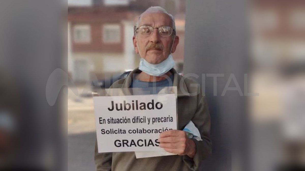 Carlos tiene 75 años y está parado en la esquina de Crespo y Urquiza de la ciudad de Santa Fe.
