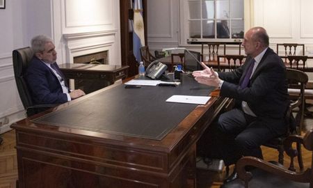 Omar Perotti y Aníbal Fernández se reunieron luego de la jura del nuevo ministro de Seguridad de la Nación. Omar Perotti y Aníbal Fernández se reunieron luego de la jura del nuevo ministro de Seguridad de la Nación.