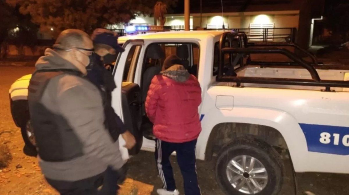 Aseguró que su hijo murió electrocutado por cargar el celular pero vieron que lo había llevado para robar cables