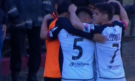 El abrazo de los jugadores de Colón tras el primer gol. El abrazo de los jugadores de Colón tras el primer gol.