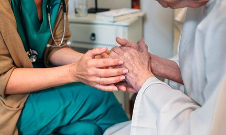 Un abuelo murió de coronavirus contagiado por su nieta. Un abuelo murió de coronavirus contagiado por su nieta.