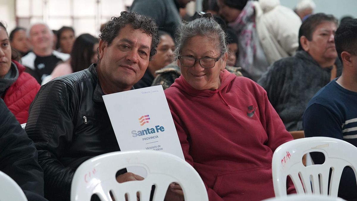 La Provincia entregó 37 escrituras a familias de Helvecia en el marco del Programa "Tu Casa, Tuya". La Provincia entregó 37 escrituras a familias de Helvecia en el marco del Programa "Tu Casa, Tuya".