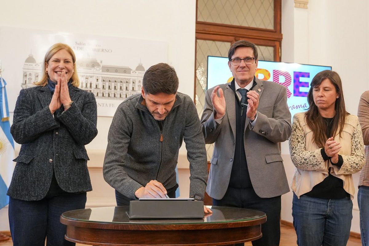 “Si pedimos un esfuerzo a la comunidad educativa, tenemos que acompañarlo con inversión en infraestructura”, afirmó el gobernador Maximiliano Pullaro.