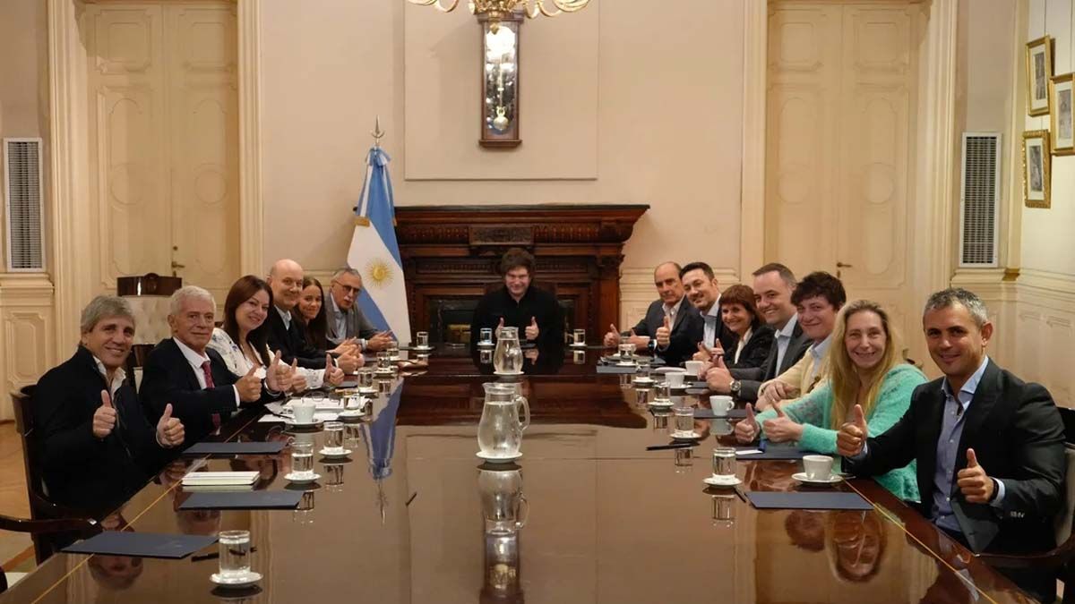 El libertario deberá encabezar una nueva reunión, la segunda desde su reedición, de mesa política reducida junto a sus colaboradores más cercanos. El libertario deberá encabezar una nueva reunión, la segunda desde su reedición, de mesa política reducida junto a sus colaboradores más cercanos.