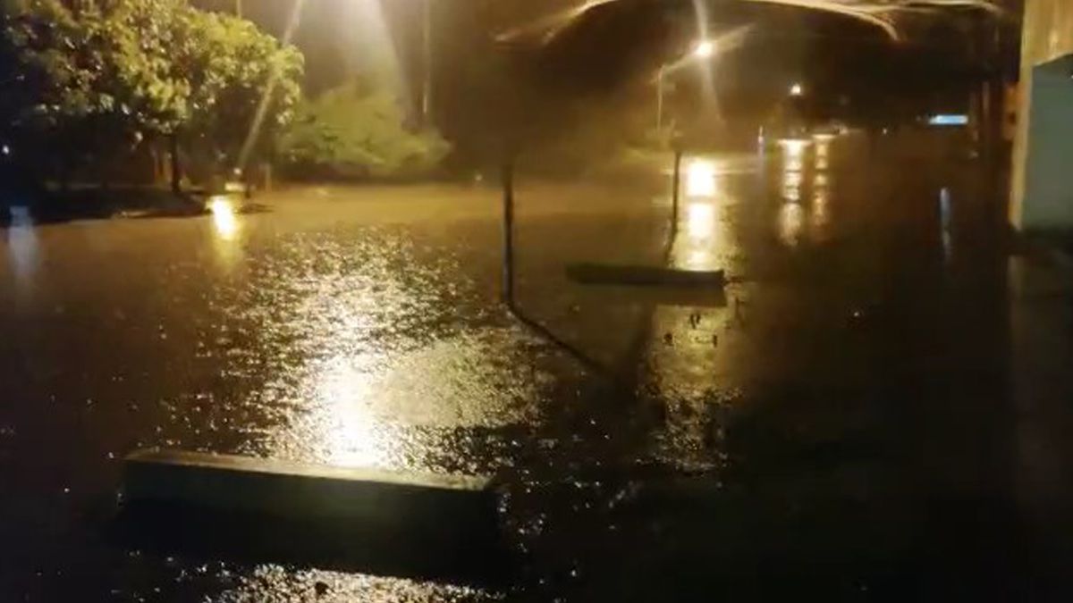 Así se veían las calles de Calchaquí tras la caída de más de 100mm de lluvia en un lapso de pocas horas.