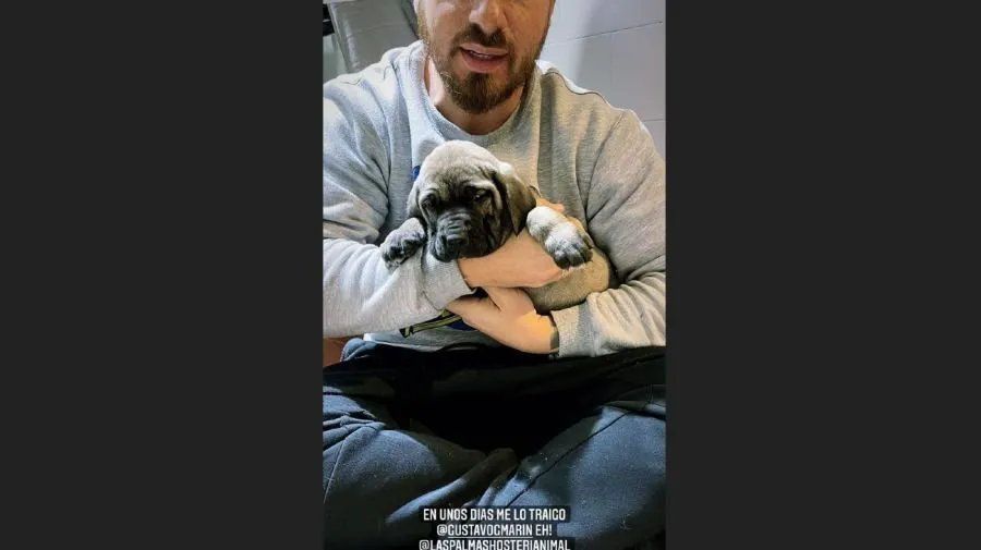 Fede Bal y el nuevo integrante de la familia.