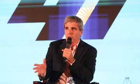 No hay razón macroeconómica para que siga habiendo inflación”, aseguró Caputo.