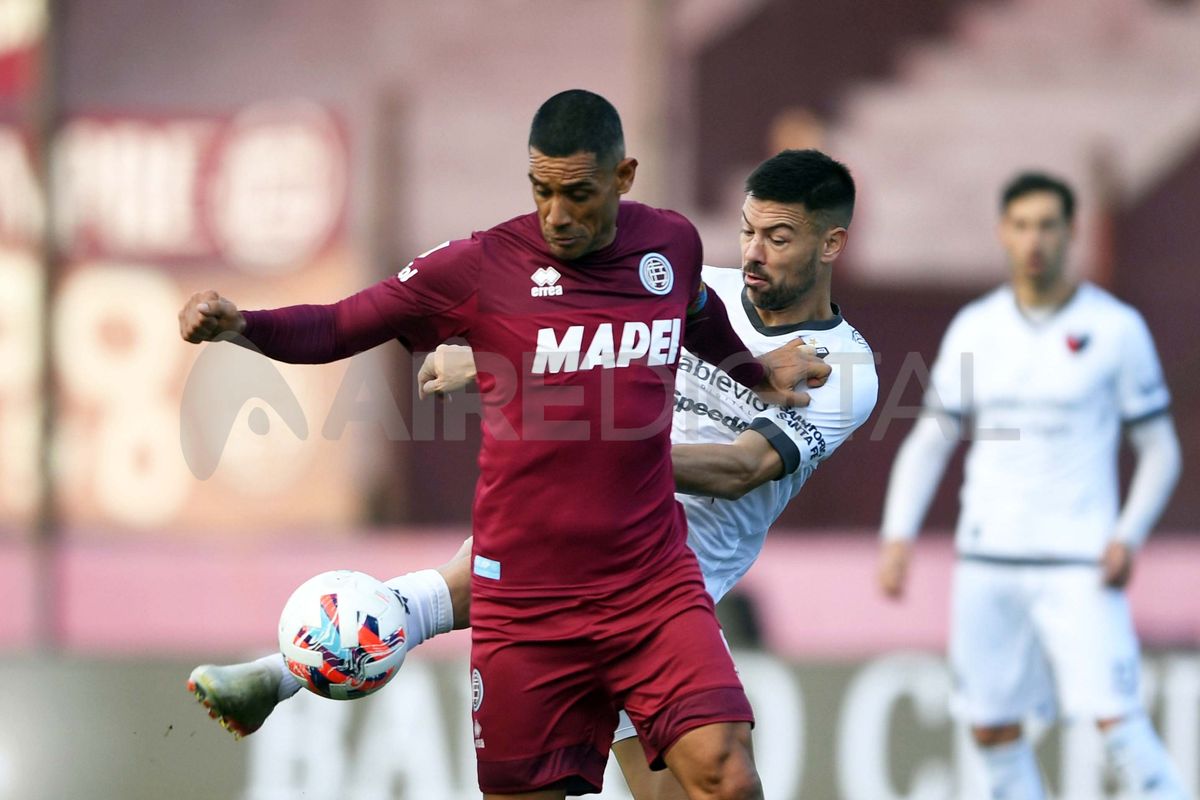Federico Lértora marca a José Sand durante el partido entre Lanús y Colón, por el Torneo de la Liga Profesional.