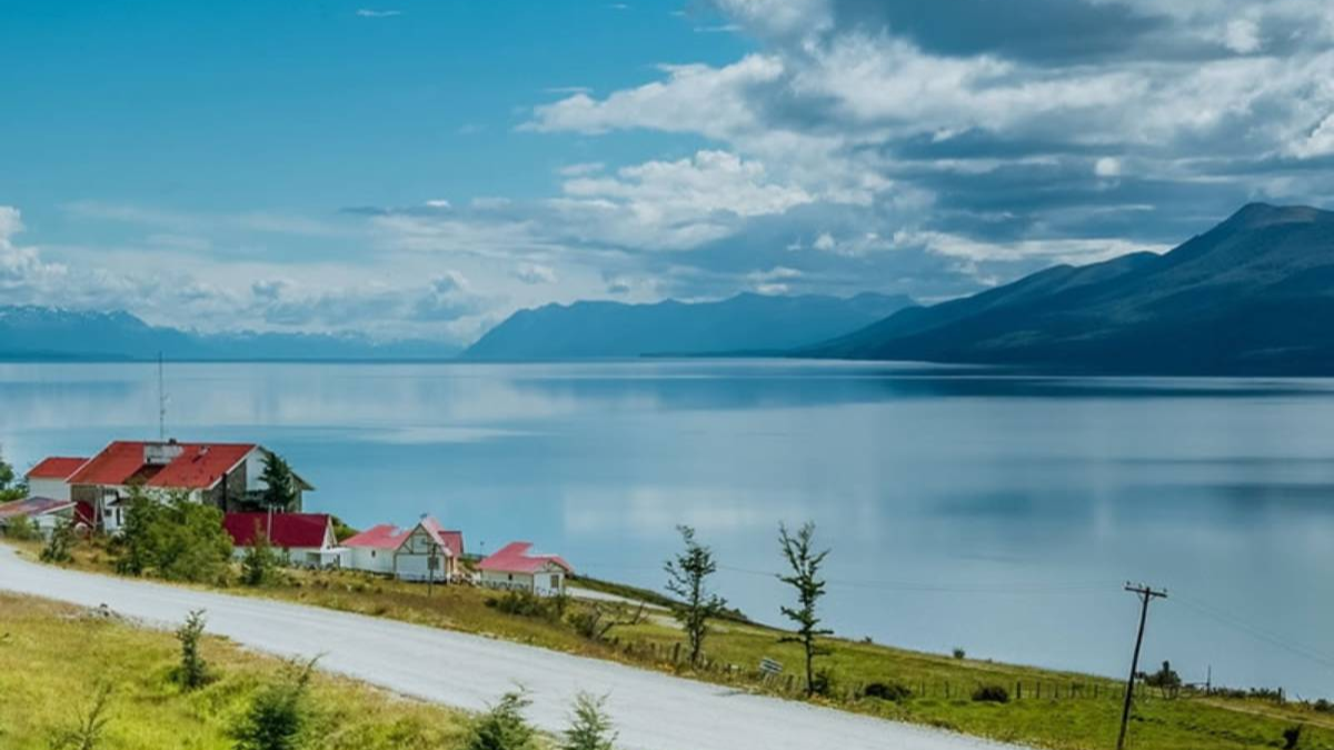 Tolhuin en Tierra del Fuego cuenta con menos de 10 mil habitantes. Tolhuin en Tierra del Fuego cuenta con menos de 10 mil habitantes.