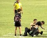 Lionel Messi casi se lesiona por un hincha. Lionel Messi casi se lesiona por un hincha.