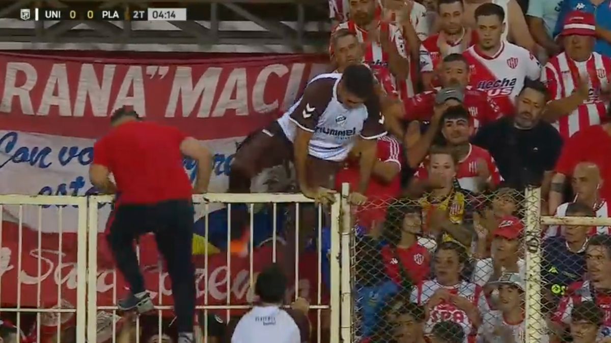 Los médicos de Unión y de Platense debieron treparse al alambrado para asistir a una persona descompensada en la tribuna.
