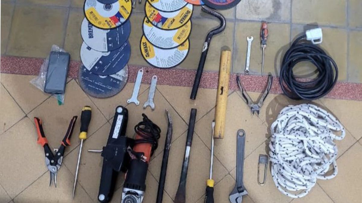 La policía halló herramientas de corte en las mochilas que tenía el ladrón arrestado. La policía halló herramientas de corte en las mochilas que tenía el ladrón arrestado.