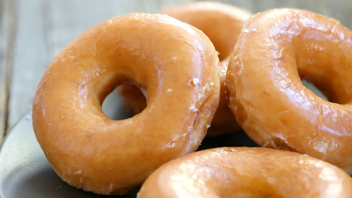 Esta versión de donas se cocina sin aceite ni horno. No lleva levadura y queda esponjosa, dorada y perfecta para decorar con azúcar o chocolate. Esta versión de donas se cocina sin aceite ni horno. No lleva levadura y queda esponjosa, dorada y perfecta para decorar con azúcar o chocolate.