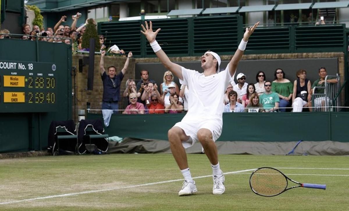 A las 16.47 del jueves 24 de junio de 2010, Isner, de revés, puso fin a un partido que jamás será olvidado. El quinto y definitivo set, que duró 8 horas, 11 minutos y 23 segundos, había terminado ¡70-68! a favor del gigante de Carolina del Norte. En su festejo y, completamente extenuado, cayó de espaldas y estiró sus 208 centímetros en el césped. A las 16.47 del jueves 24 de junio de 2010, Isner, de revés, puso fin a un partido que jamás será olvidado. El quinto y definitivo set, que duró 8 horas, 11 minutos y 23 segundos, había terminado ¡70-68! a favor del gigante de Carolina del Norte. En su festejo y, completamente extenuado, cayó de espaldas y estiró sus 208 centímetros en el césped.