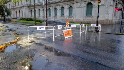 Socavón en Bulevar y 9 de Julio: ampliaron los cortes de tránsito y hay cambios de recorrido en los colectivos