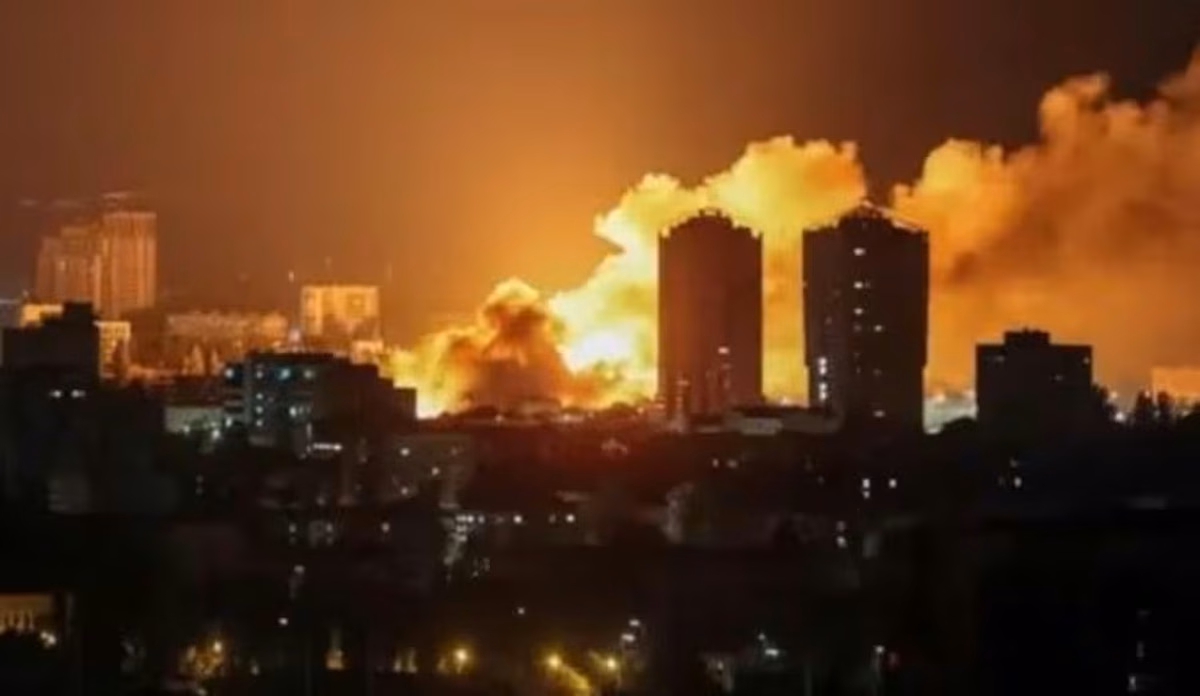 El presidente ucraniano, Volodímir Zelenski, afirmó que la ofensiva incluyó drones y misiles de fabricación nacional y que los objetivos estuvieron vinculados con instalaciones petroleras y logísticas. Desde Kiev sostienen que los ataques contra infraestructura energética buscan afectar los recursos que sostienen el esfuerzo bélico ruso. El presidente ucraniano, Volodímir Zelenski, afirmó que la ofensiva incluyó drones y misiles de fabricación nacional y que los objetivos estuvieron vinculados con instalaciones petroleras y logísticas. Desde Kiev sostienen que los ataques contra infraestructura energética buscan afectar los recursos que sostienen el esfuerzo bélico ruso.