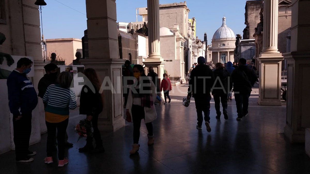 En el día del padre en plena pandemia, el cementerio recibió a cientos de santafesinos