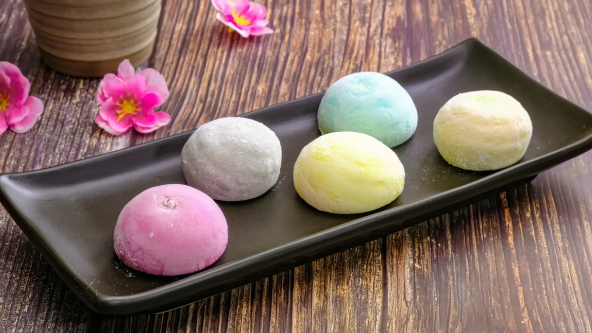 El mochi es un pastelito japonés hecho de arroz glutinoso molido. El mochi es un pastelito japonés hecho de arroz glutinoso molido.