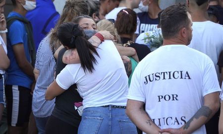 El velatorio del adolescente comenzó a las 18.50 en la Cochería Colonial, ubicada en el Cruce de Florencio Varela, sobre Ruta 36 al 1200, en la zona sur del Gran Buenos Aires. El velatorio del adolescente comenzó a las 18.50 en la Cochería Colonial, ubicada en el Cruce de Florencio Varela, sobre Ruta 36 al 1200, en la zona sur del Gran Buenos Aires.