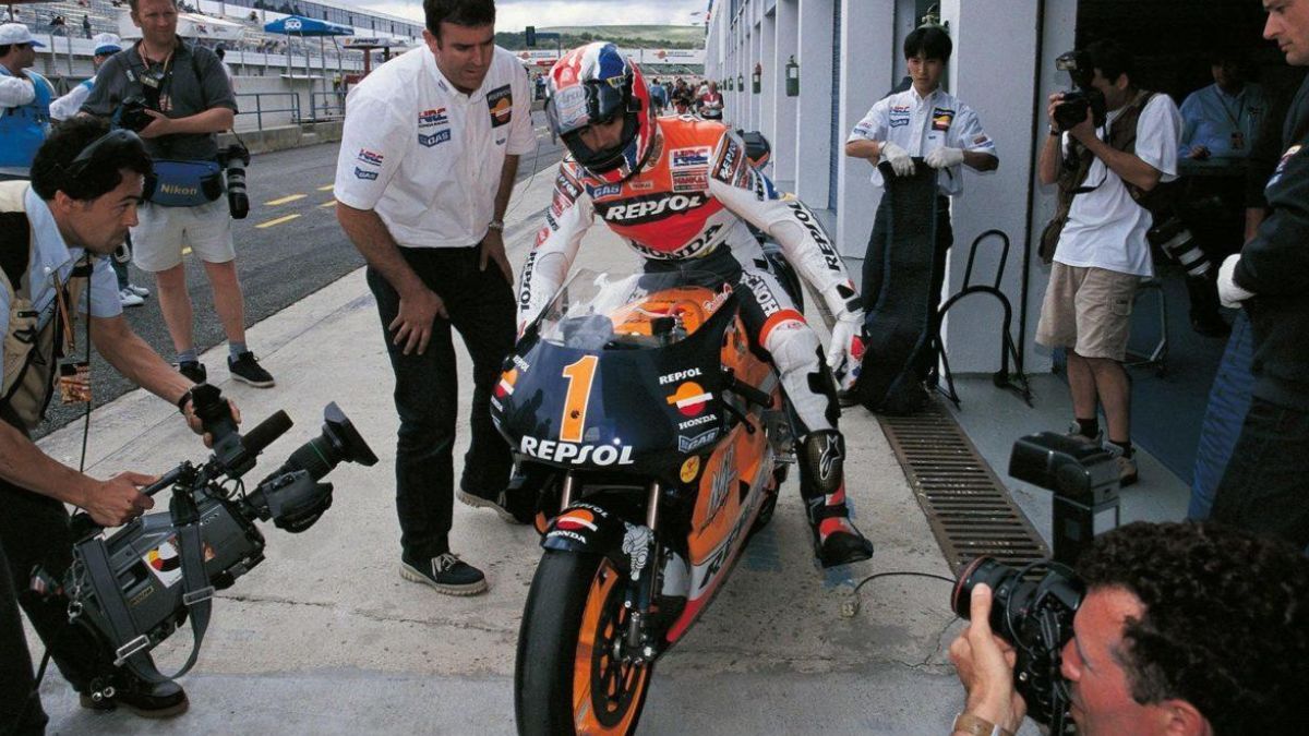 Dohan sale de su box para tomar parte de la primera clasificación para el GP de España, en Jerez de la Frontera de 1999. Era el viernes 7 de mayo y, poco después, entre las curvas 3 y 4, se despistó a unos 190 km/h, salió despedido de su Honda, se destrozó nuevamente la pierna derecha –la misma que pudo perder tras su accidente de Assen en 1992– y, también, se fracturó la rodilla, la clavícula y la muñeca izquierdas. Dohan sale de su box para tomar parte de la primera clasificación para el GP de España, en Jerez de la Frontera de 1999. Era el viernes 7 de mayo y, poco después, entre las curvas 3 y 4, se despistó a unos 190 km/h, salió despedido de su Honda, se destrozó nuevamente la pierna derecha –la misma que pudo perder tras su accidente de Assen en 1992– y, también, se fracturó la rodilla, la clavícula y la muñeca izquierdas.