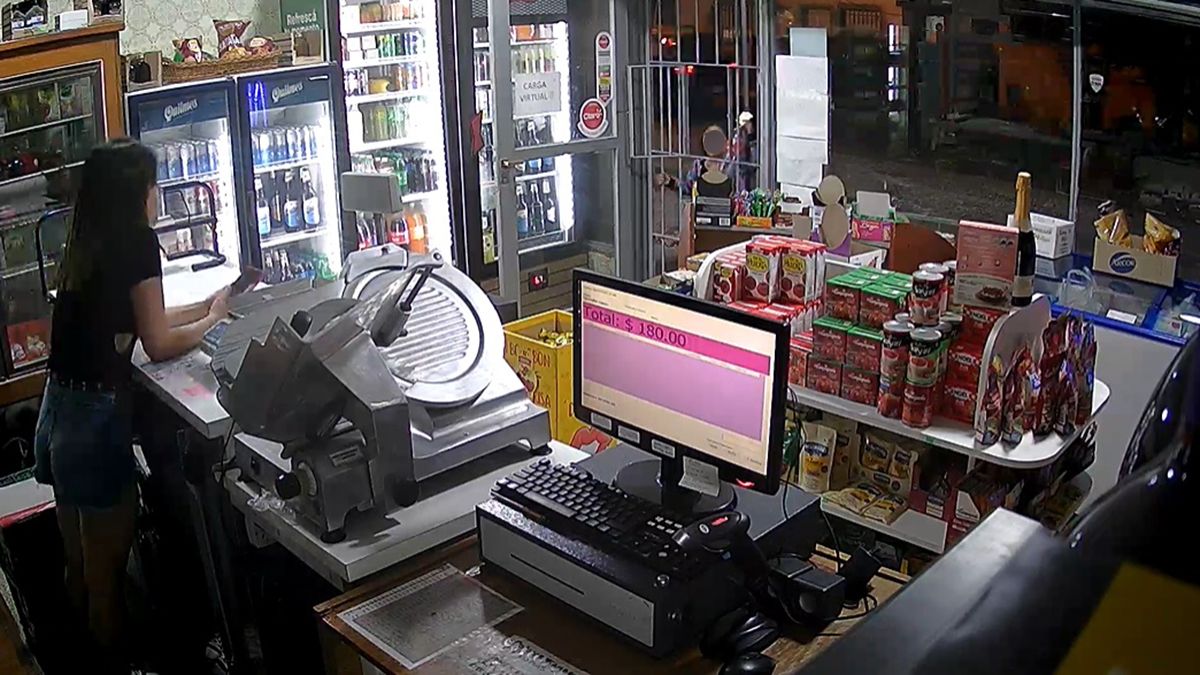 Las imágenes quedaron registradas por la cámara de seguridad del quiosco.&nbsp;
