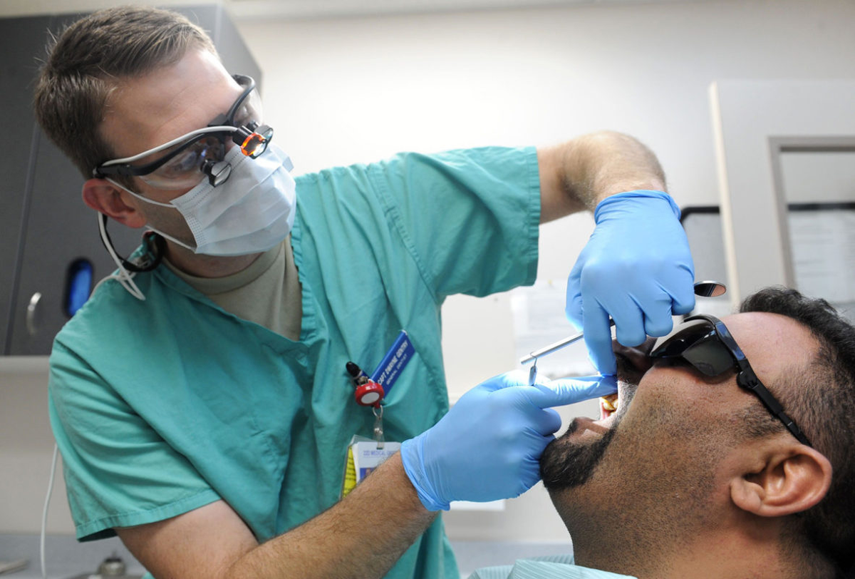 Un hombre de Gran Bretaña se sacó el mismo las muelas que le dolían.