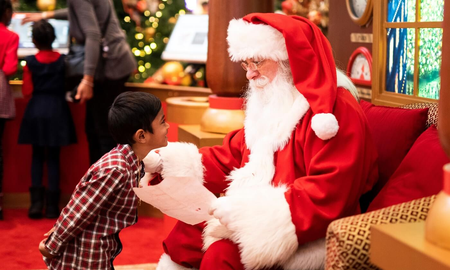 Mientras posaba con Papa Noel un niño pidió ayuda haciendo una seña que le había enseñado su mamá