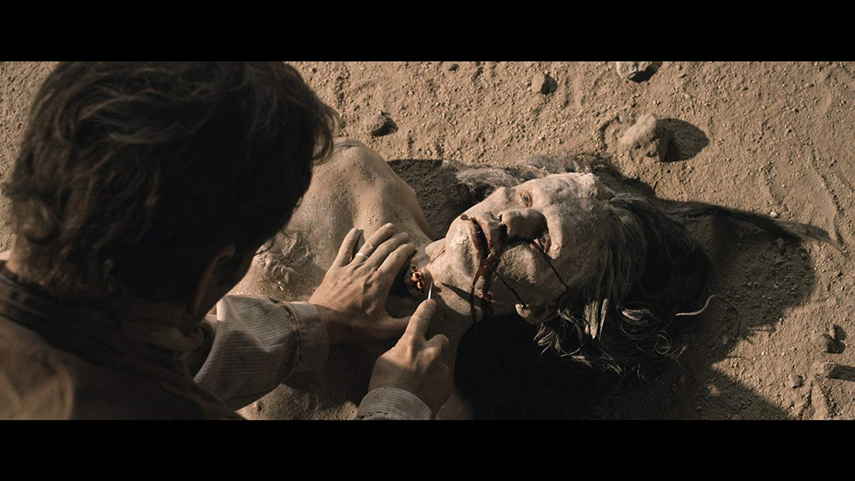 El director S. Craig Zahler hace un buen trabajo dirigiendo la película Frontera Caníbal. El director S. Craig Zahler hace un buen trabajo dirigiendo la película Frontera Caníbal.